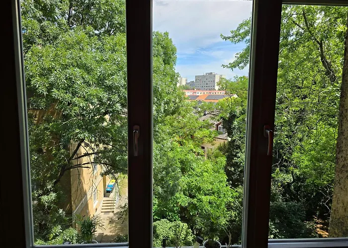 Serenity Family Apartment In Old Buda Near Tram Line
